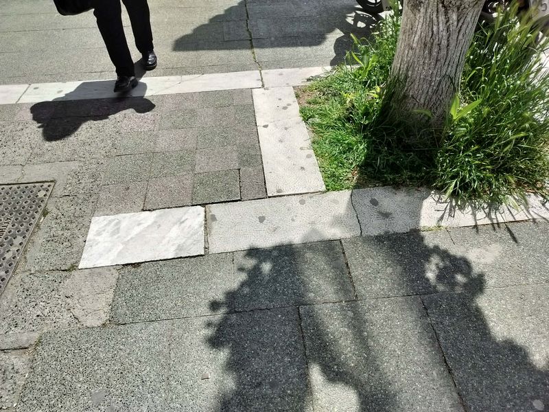 Κακοτεχνίας των πλακών πεζοδρομίου... το "ανάγνωσμα".