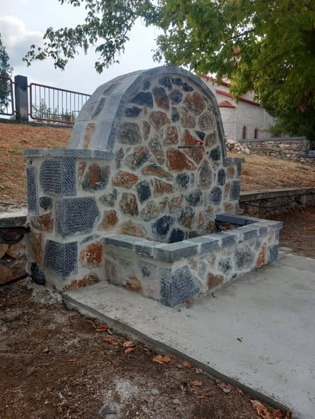 Μια νέα παραδοσιακή πέτρινη βρύση στο Αντίγονο – Αναβαθμίζεται η κεντρική πλατεία